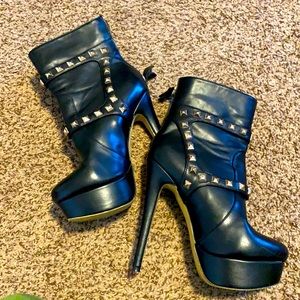 Black studded platform boots 38